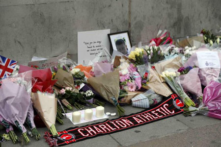 Hoa được đặt gần hiện trường vụ tấn công khủng bố tại thủ đô London (Anh) để tưởng niệm các nạn nhân xấu số.
